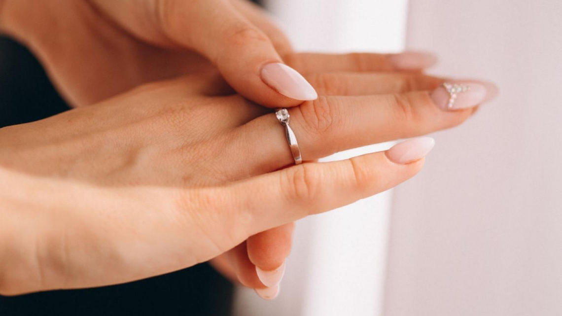 Choisir une bague de fiançailles en or blanc : élégance et modernité